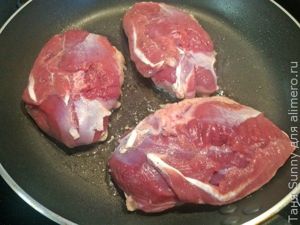 Утиная грудка с соусом из красного вина и черной смородины