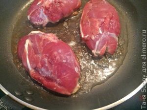Утиная грудка с соусом из красного вина и черной смородины