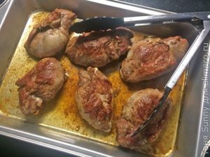 Утиная грудка с соусом из красного вина и черной смородины