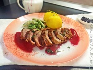 Утиная грудка с соусом из красного вина и черной смородины