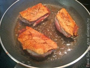 Утиная грудка с соусом из красного вина и черной смородины