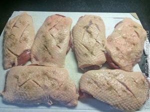 Утиная грудка с соусом из красного вина и черной смородины