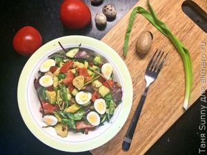 Салат на обед с перепелиным яйцом