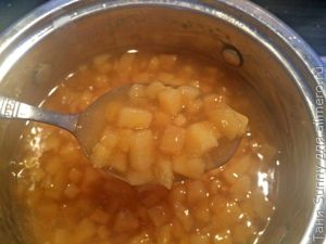 Быстрые блинчики с соусом из айвы