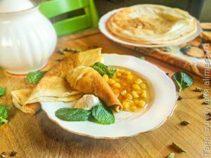 Быстрые блинчики с соусом из айвы