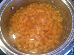 Быстрые блинчики с соусом из айвы