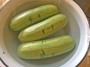 Кабачок, фаршированный крабом