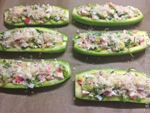 Кабачок, фаршированный крабом