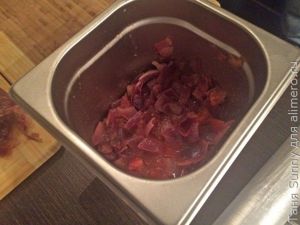Мясной рулет с беконом и карамелизированным луком