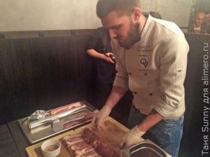 Мясной рулет с беконом и карамелизированным луком