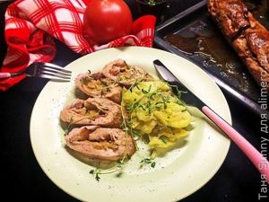 Мясной рулет с беконом и карамелизированным луком