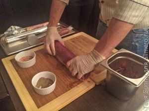 Мясной рулет с беконом и карамелизированным луком