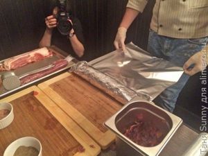 Мясной рулет с беконом и карамелизированным луком