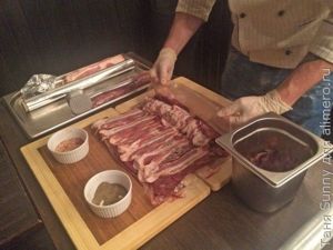 Мясной рулет с беконом и карамелизированным луком