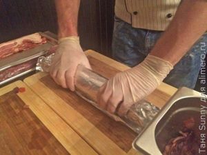 Мясной рулет с беконом и карамелизированным луком