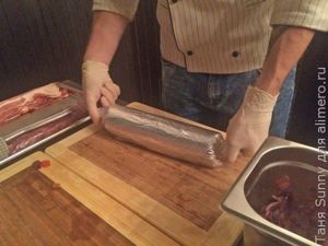 Мясной рулет с беконом и карамелизированным луком