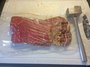 Мясной рулет с беконом и карамелизированным луком