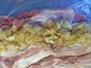 Мясной рулет с беконом и карамелизированным луком