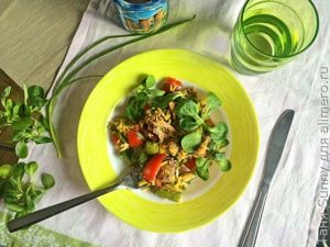 Салат на обед из вчерашней курицы с рисом