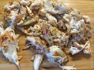 Салат на обед из вчерашней курицы с рисом