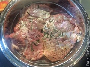 Отбивная из телятины с пюре из зелёного горошка
