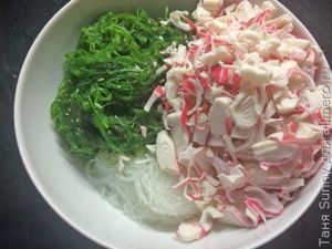 Салат с фунчозой, водорослями и крабовыми палочками