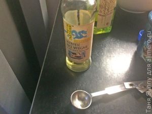Салат с фунчозой, водорослями и крабовыми палочками