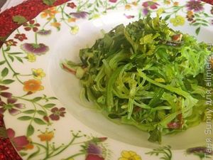 Салат с фунчозой, водорослями и крабовыми палочками