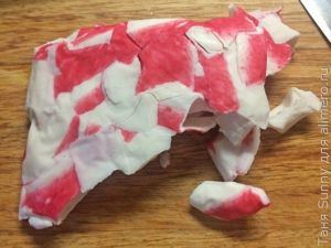 Салат с фунчозой, водорослями и крабовыми палочками