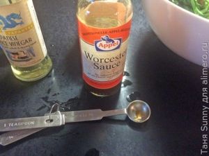 Салат с фунчозой, водорослями и крабовыми палочками