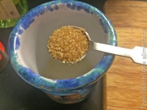 Салат с фунчозой, водорослями и крабовыми палочками