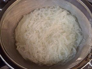Салат с фунчозой, водорослями и крабовыми палочками Салат с фунчозой, водорослями и крабовыми палочками