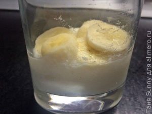Манный пудинг с чиа, бананом и айвой