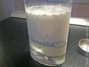 Манный пудинг с чиа, бананом и айвой