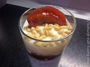 Манный пудинг с чиа, бананом и айвой