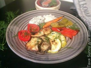 Овощи гриль с чесночным йогуртом
