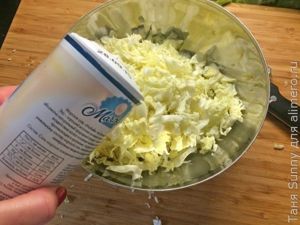 Салат из молодой капусты с помидорами