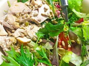 Зелёный салат с курицей