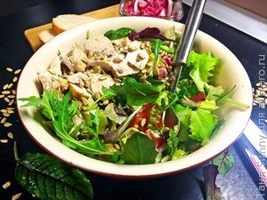 Зелёный салат с курицей