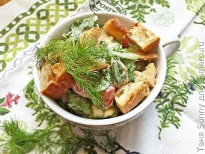 Салат на обед с соусом блю чиз