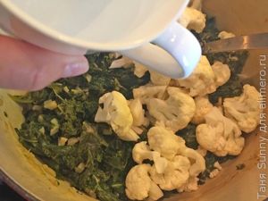 Кейл в ореховом соусе с рисом