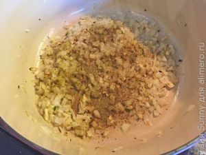 Кейл в ореховом соусе с рисом