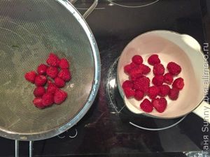 Взбитые сливки с ягодами и гранолой