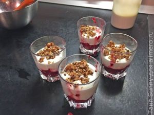 Взбитые сливки с ягодами и гранолой