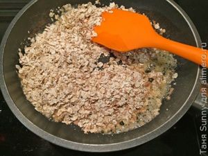 Взбитые сливки с ягодами и гранолой
