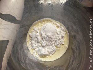 Взбитые сливки с ягодами и гранолой