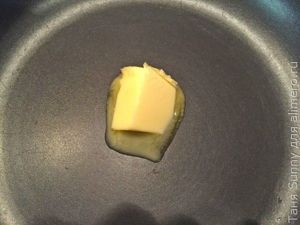 Взбитые сливки с ягодами и гранолой