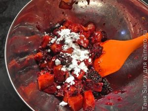 Взбитые сливки с ягодами и гранолой