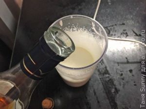 Взбитые сливки с ягодами и гранолой