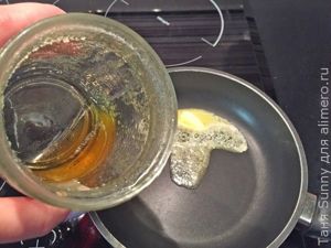 Взбитые сливки с ягодами и гранолой